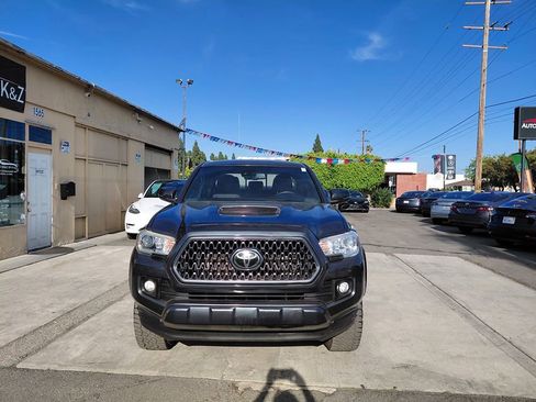 Used 2018 Toyota Tacoma TRD Sport AWD/4WD image 9