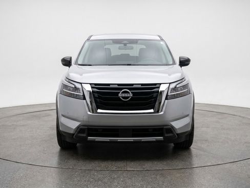 Used 2025 Nissan Pathfinder SV FWD image 2