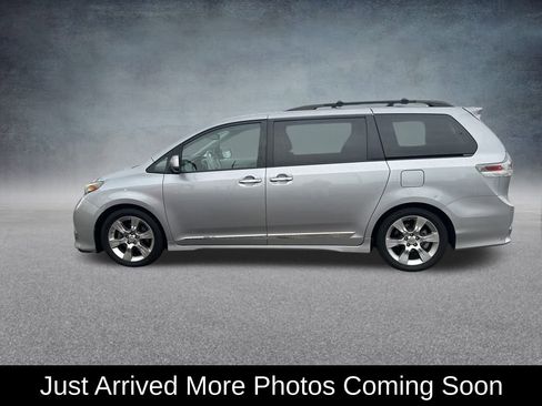 Used 2013 Toyota Sienna SE image 2