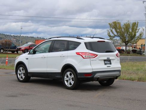 Used 2016 Ford Escape SE w/ Equipment Group 201A image 3