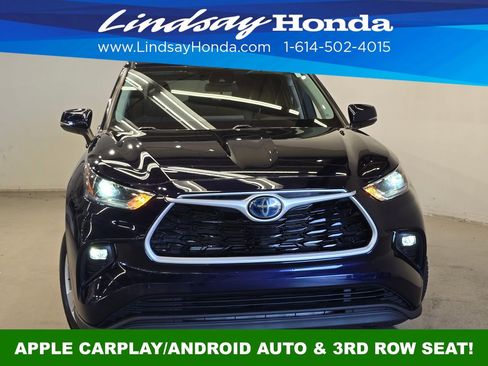 Used 2021 Toyota Highlander LE FWD image 2