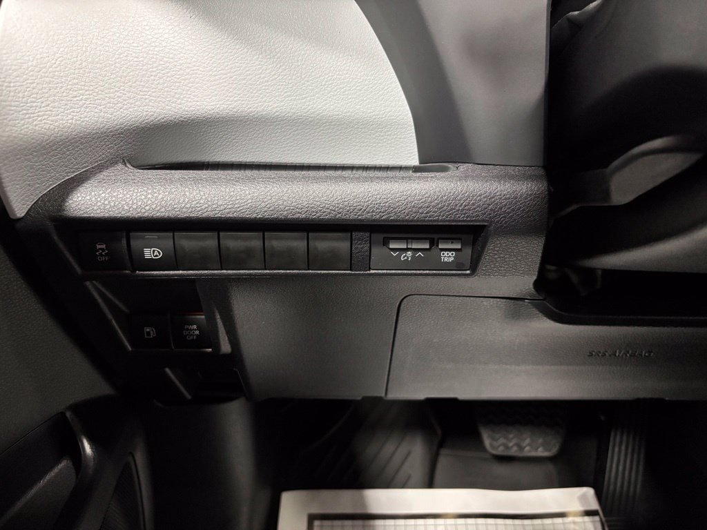 Used 2026 Toyota Sienna XLE FWD image 17