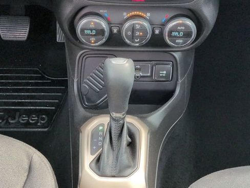 Used 2016 Jeep Renegade Latitude w/ Popular Equipment Group FWD image 17