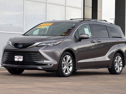Certified 2024 Toyota Sienna Platinum image 10