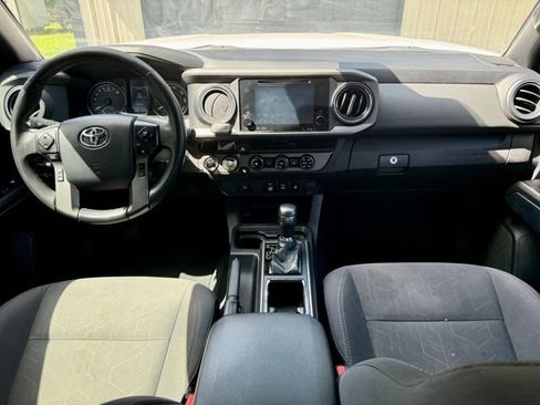 Used 2018 Toyota Tacoma TRD Off-Road AWD/4WD image 3