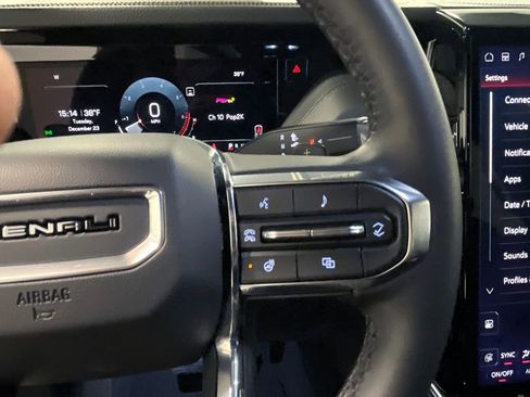 Used 2025 GMC Yukon XL Denali image 42