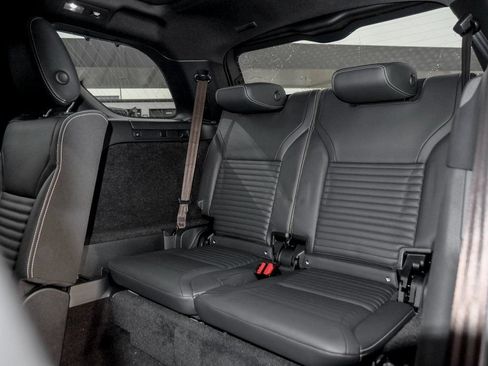 Used 2025 Land Rover Discovery Dynamic SE AWD/4WD image 20