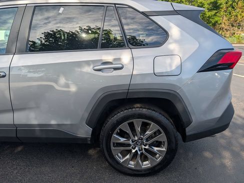 Used 2019 Toyota RAV4 XLE Premium AWD/4WD image 4