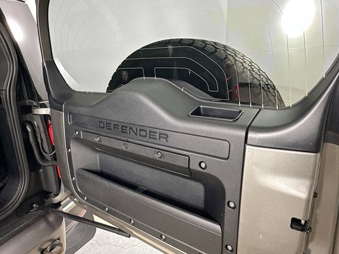 Used 2022 Land Rover Defender 110 X-Dynamic SE image 38