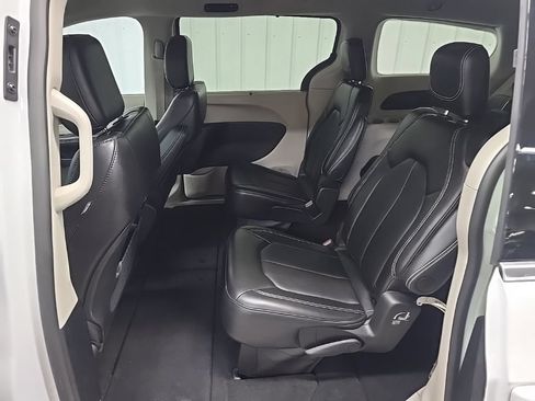 Used 2024 Chrysler Pacifica Touring-L FWD image 31