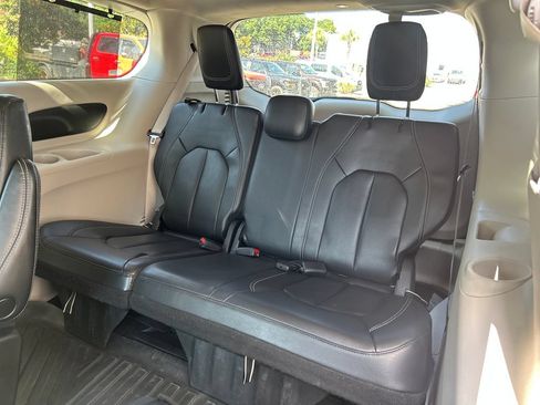 Used 2022 Chrysler Pacifica Touring-L FWD image 14