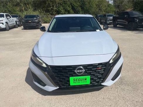 Used 2023 Nissan Altima 2.5 SR w/ SR Premium Package FWD image 3