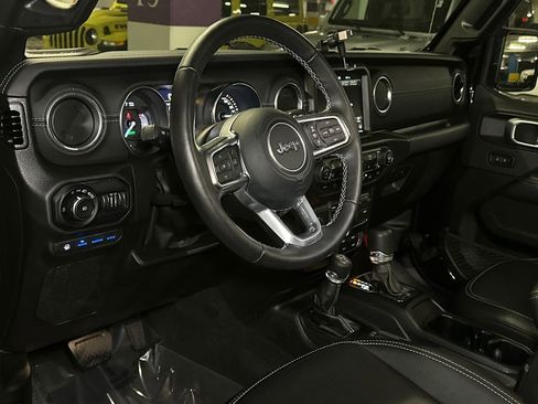 Used 2022 Jeep Wrangler Unlimited Sahara w/ Cold Weather Group AWD/4WD image 17