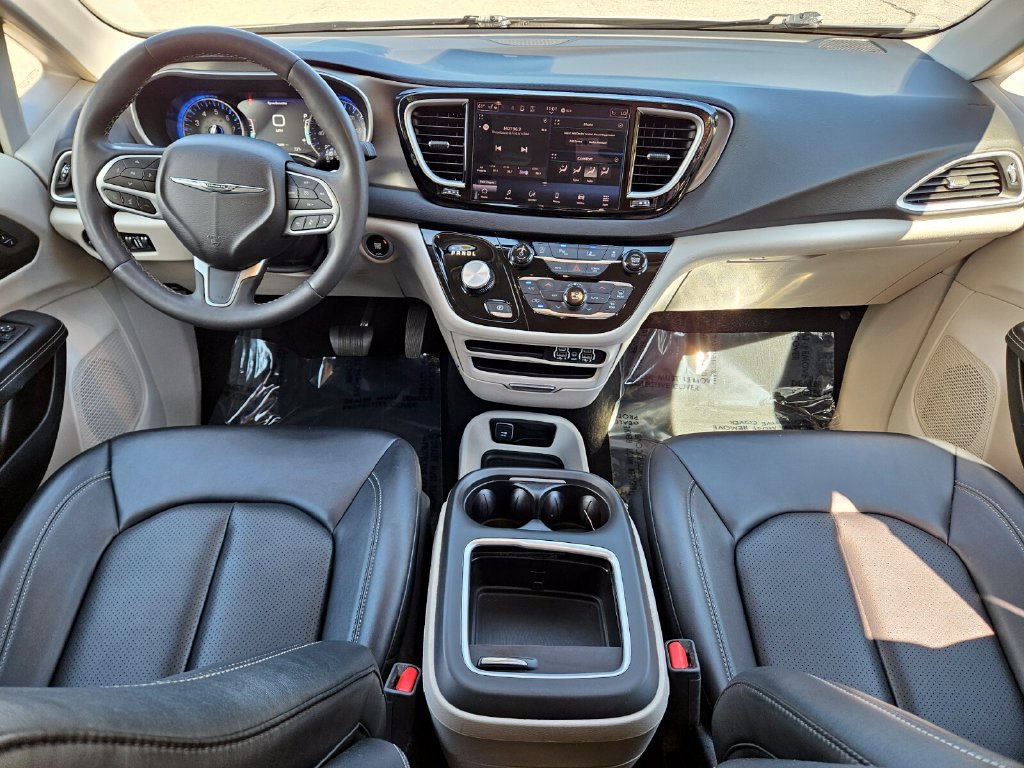 Used 2024 Chrysler Pacifica Touring-L FWD image 12