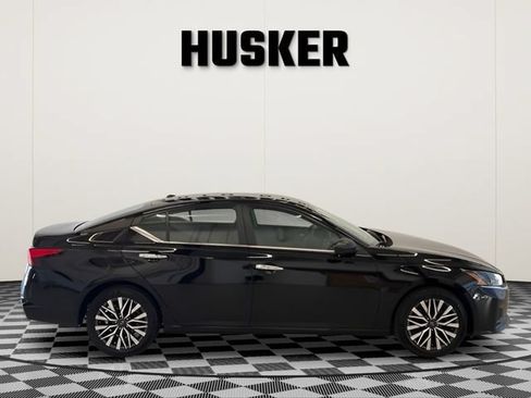Used 2025 Nissan Altima 2.5 SV FWD image 2