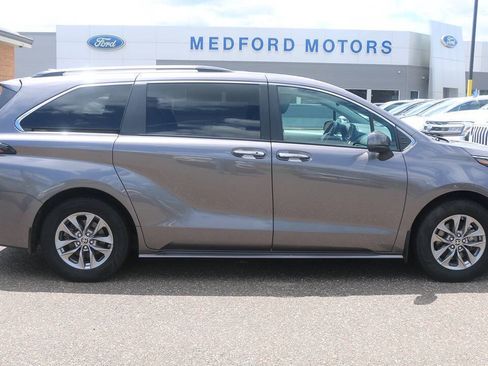 Used 2023 Toyota Sienna XLE AWD/4WD image 6