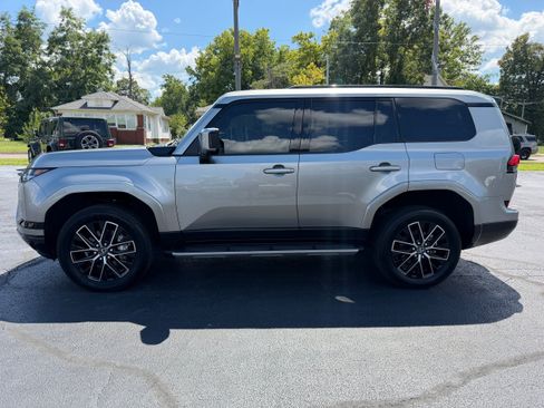 Used 2024 Lexus GX 550 w/ Accessory Package (Z1) AWD/4WD image 4
