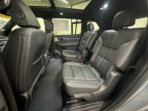 Used 2025 Buick Enclave Avenir image 26