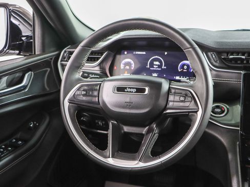 Used 2023 Jeep Grand Cherokee Altitude image 12