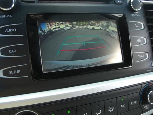 Used 2017 Toyota Highlander LE w/ Carpet Mat Package FWD image 23