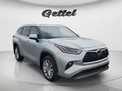 Used 2023 Toyota Highlander Platinum FWD image 2