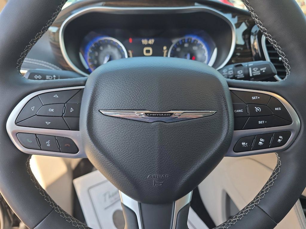 Used 2024 Chrysler Pacifica Limited FWD image 37