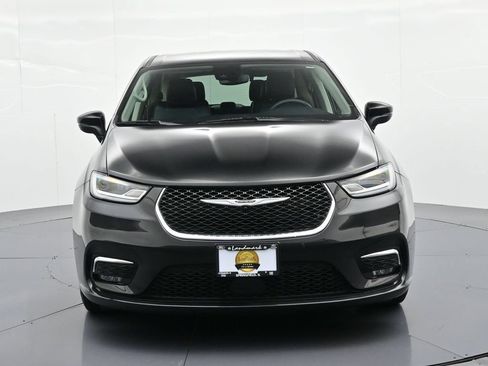 Used 2023 Chrysler Pacifica Touring-L FWD image 3