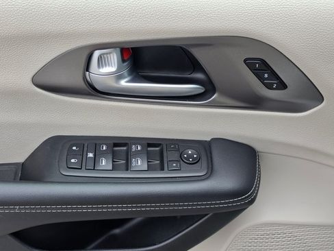Used 2024 Chrysler Pacifica Touring-L FWD image 25