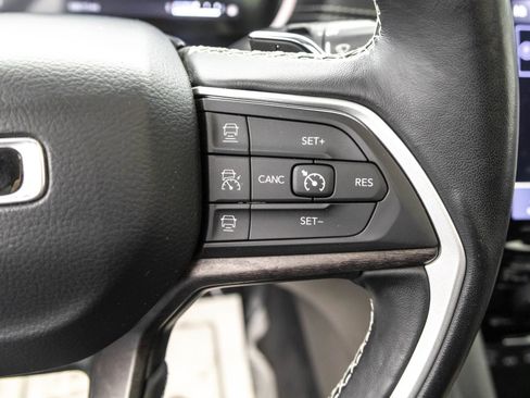 Used 2022 Jeep Grand Cherokee Limited image 23