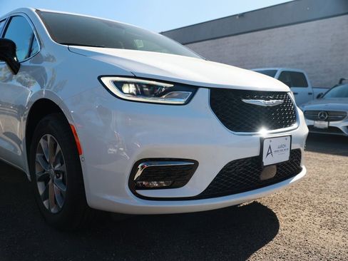 New 2026 Chrysler Pacifica Limited image 7