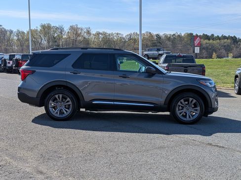 Certified 2025 Ford Explorer Active w/ Active Comfort Package AWD/4WD image 3