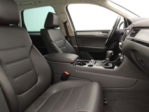 Used 2016 Volkswagen Touareg Sport image 21