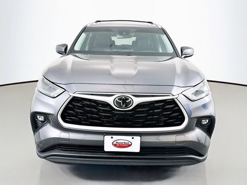 Used 2024 Toyota Highlander XLE image 2