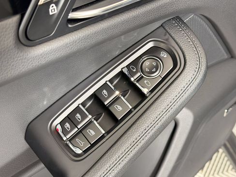 Certified 2025 Porsche Macan AWD/4WD image 24