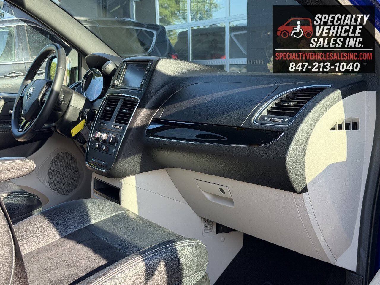 Used 2018 Dodge Grand Caravan SXT FWD image 35
