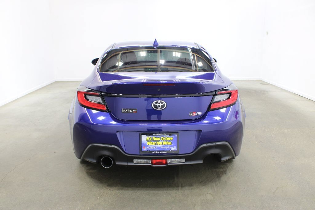 Used 2023 Toyota GR86 RWD image 4