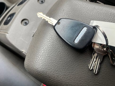 Used 2005 Dodge Dakota SLT image 32