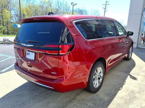 New 2026 Chrysler Pacifica Select AWD/4WD image 7