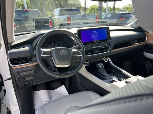 Used 2024 Toyota Grand Highlander AWD image 30