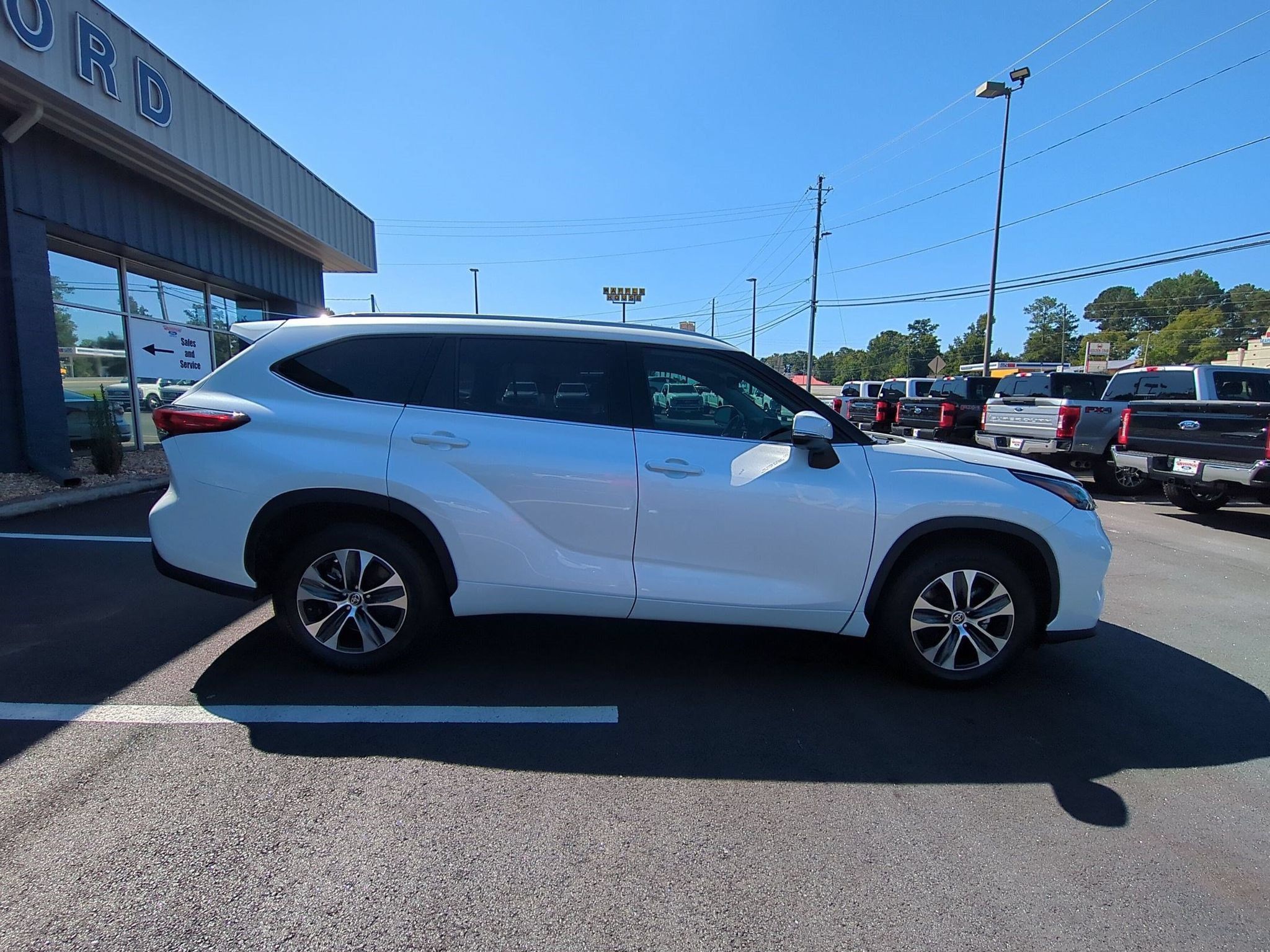 Used 2022 Toyota Highlander XLE FWD image 4