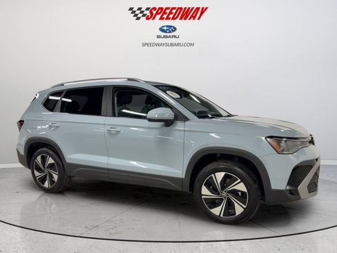 Used 2025 Volkswagen Taos SE image 12