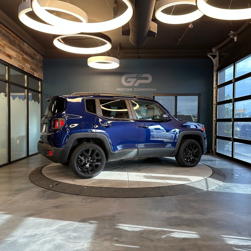 Used 2018 Jeep Renegade Altitude w/ UConnect 8.4 Nav Group AWD/4WD image 3