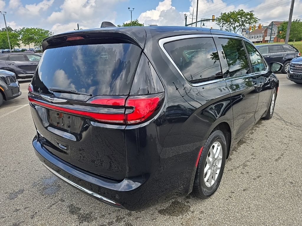 Used 2023 Chrysler Pacifica Touring-L FWD image 3