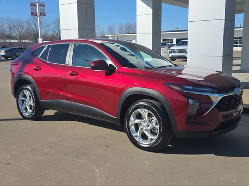 Used 2025 Chevrolet Trax LS w/ LS Convenience Package image 2