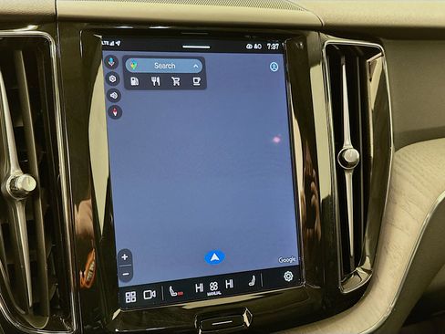 Used 2025 Volvo XC60 B5 Plus image 22