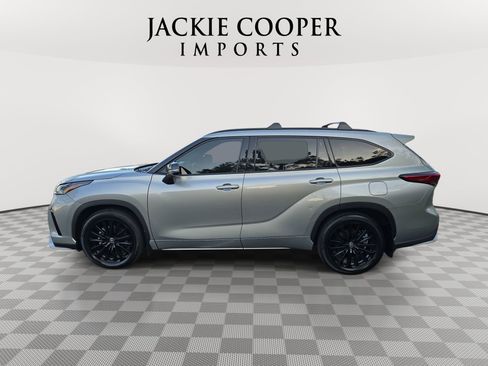 Used 2023 Toyota Highlander XSE FWD image 8