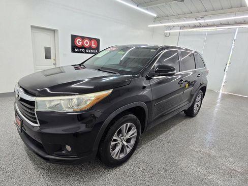 Used 2016 Toyota Highlander Plus FWD image 3