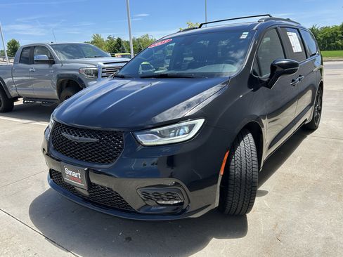 Used 2025 Chrysler Pacifica Limited FWD image 3