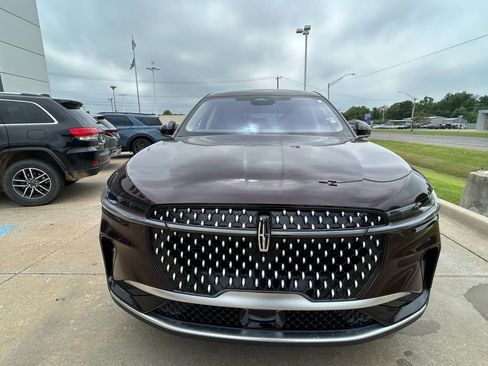 Used 2025 Lincoln Nautilus Premier AWD/4WD image 4