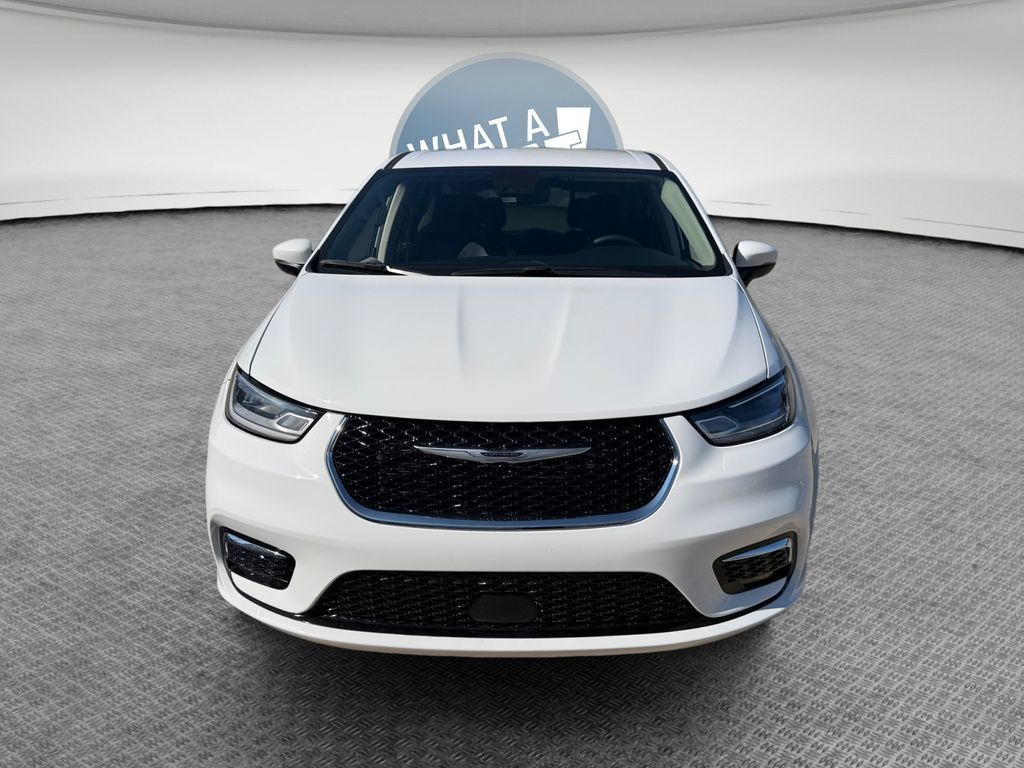 Used 2023 Chrysler Pacifica Touring-L FWD image 9